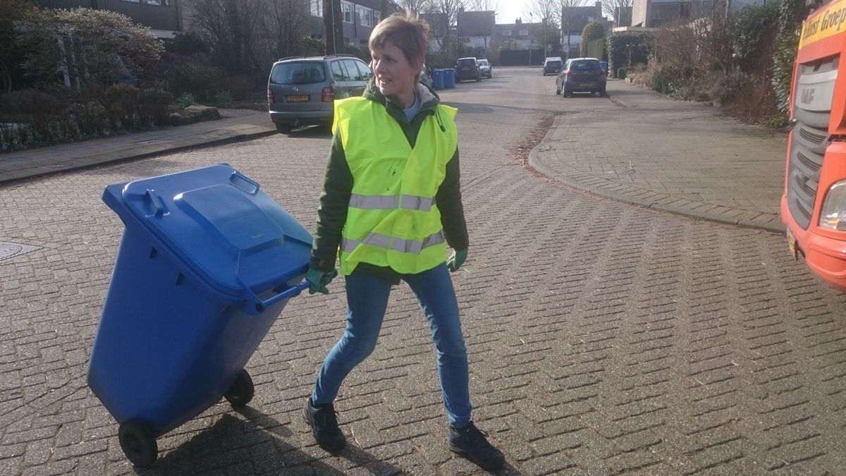 Oud papier al weken niet opgehaald in Odijk, vrijwilligers hebben geen veiligheidsschoenen