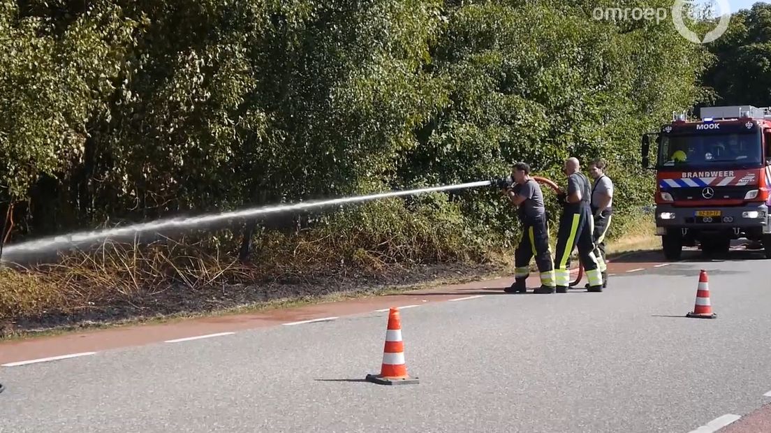 De brandweer gebruikt eerst water uit tankauto's.