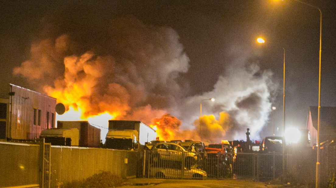Bij een autobedrijf aan de Rouwenboschweg in Nijmegen heeft woensdagavond een zeer grote buitenbrand gewoed. De brandweer die met groot materieel was uitgerukt, had het vuur rond middernacht onder controle.