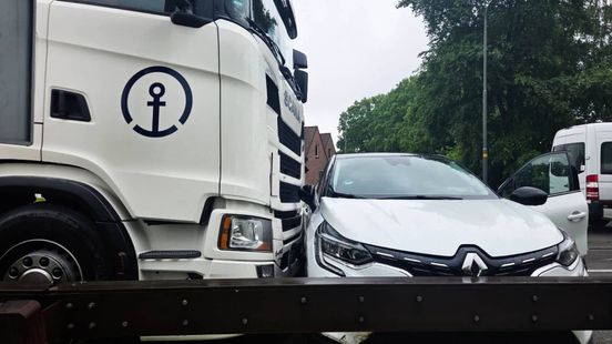 Vrachtwagen sleept auto mee na botsing