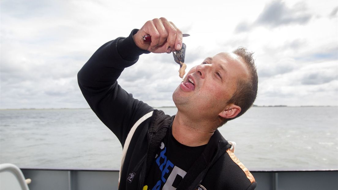 Mosselen proeven tijdens een rondvaart op de Oosterschelde op de persdag bij de start van het mosselseizoen
