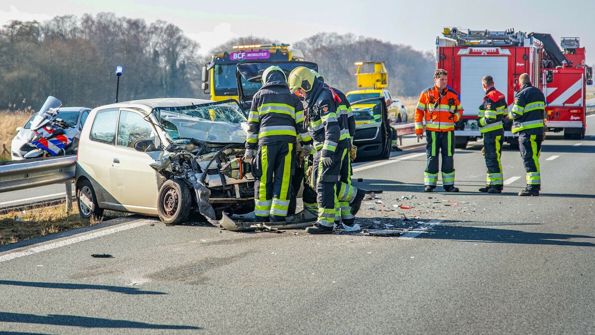 Persoon gewond geraakt bij ernstig ongeluk op N381 | Wiel van veegwagen breekt af