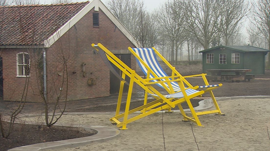 Grote strandstoelen sieren de looproute naar het centrum