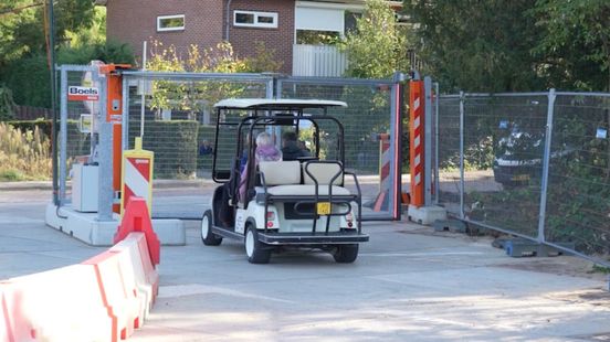 Overweg dicht en buurtbus weg, deze golfkar schiet te hulp: 'Geweldig'