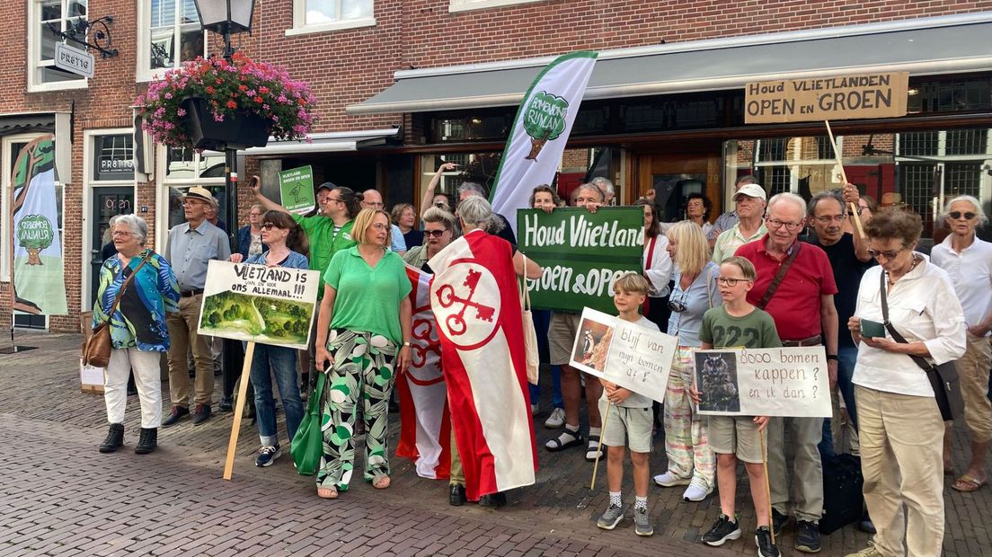 De demonstranten verzamelden zich bij huize Swaensteyn in Voorburg