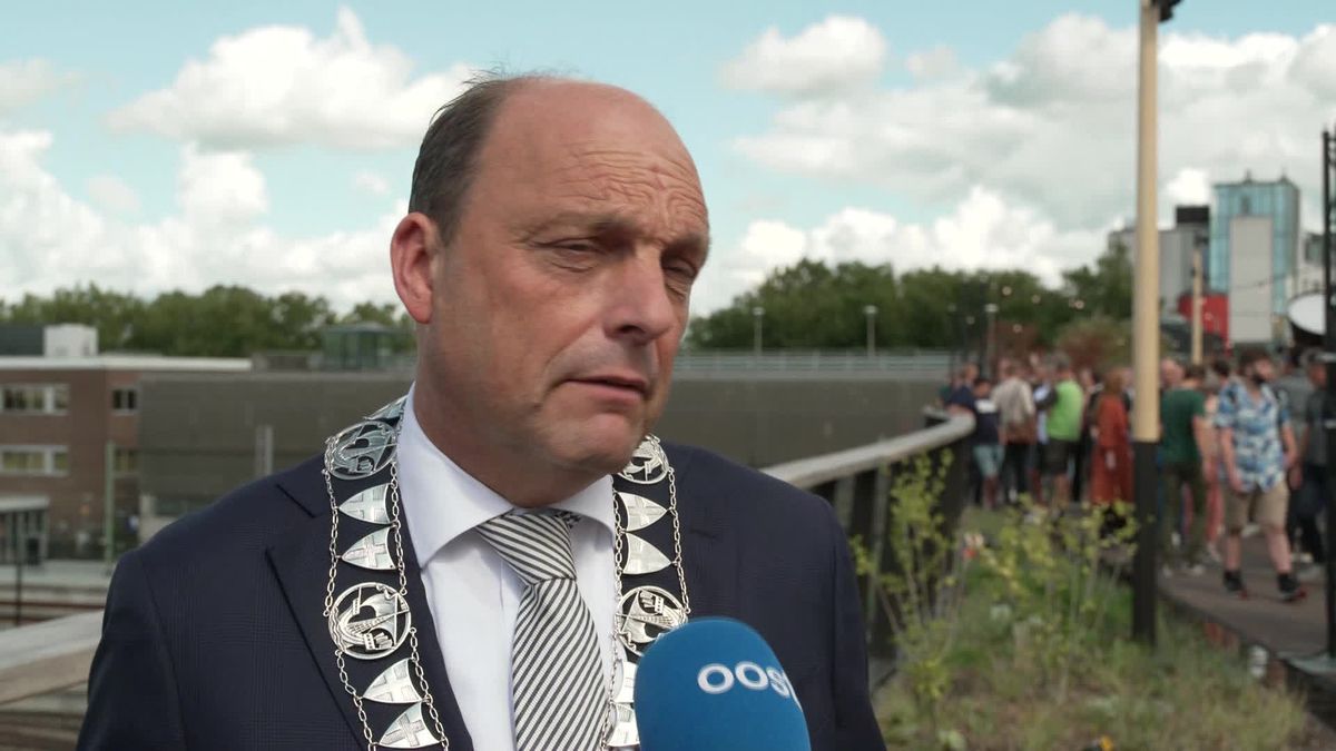 Burgemeester snijders van Zwolle opende vanmorgen de Passerelle.