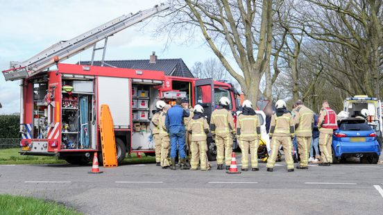 Botsing met busje en brommobiel, even daarvoor strandt auto in de tuin.