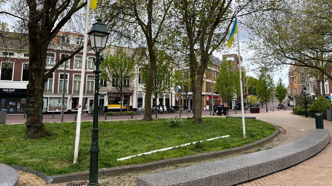 De mast van de regenboogvlag weer uit de grond getrokken