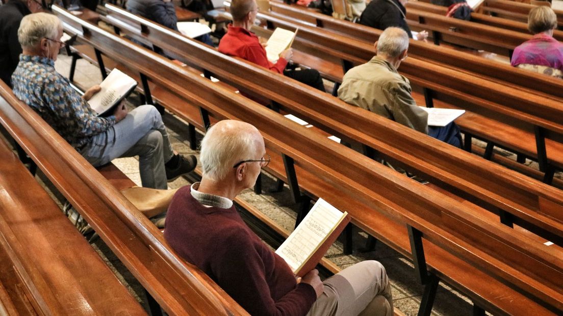 De koorleden zitten op anderhalve meter afstand in de kerkbanken van de Hoofdstraatkerk in Hoogeveen