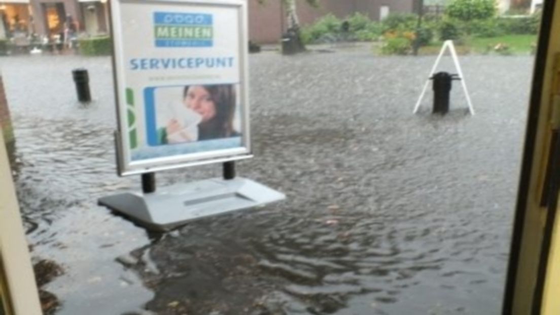 Wateroverlast bij winkels in Zuidwolde