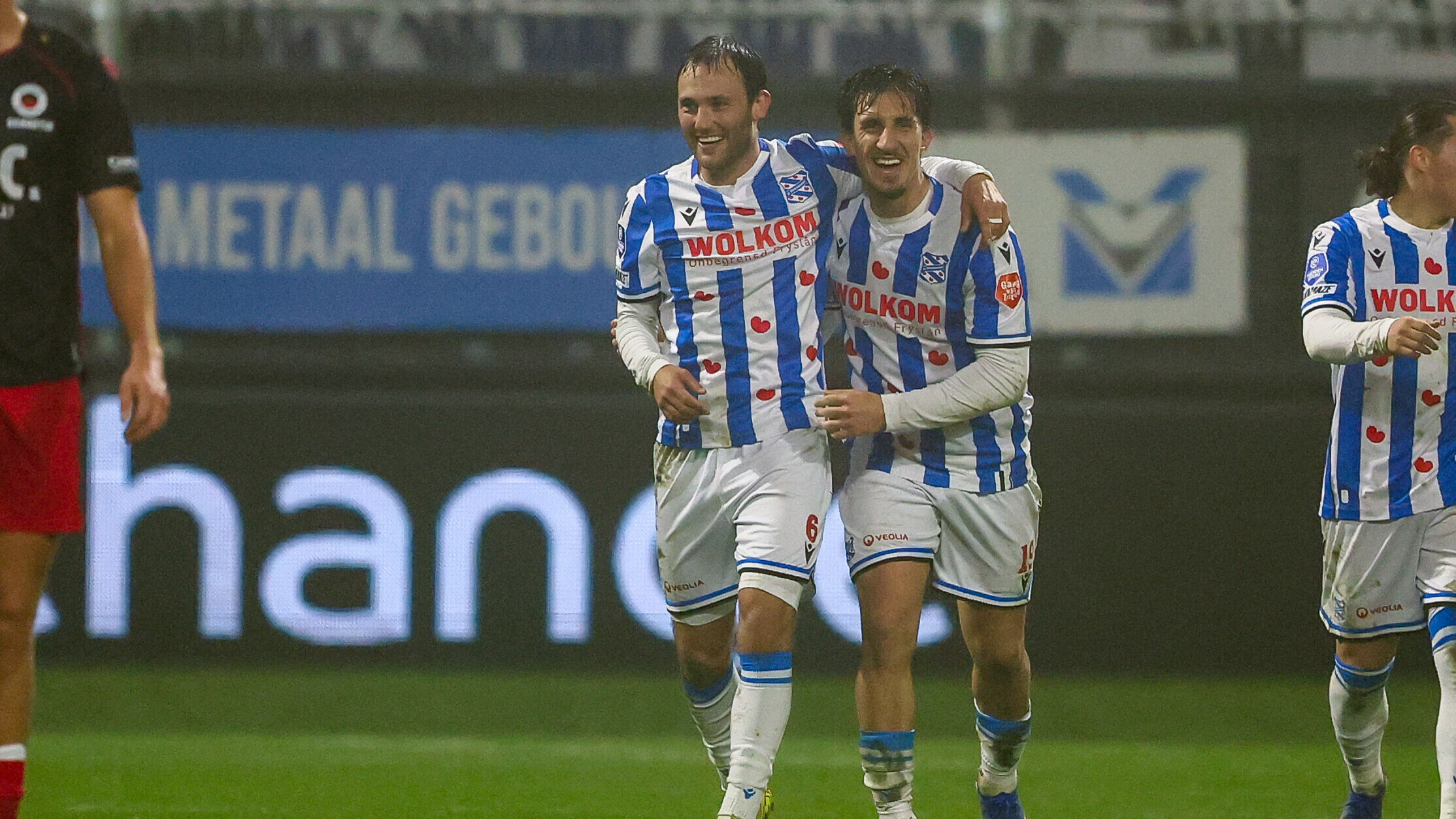 Van Overeem en Zagaritis vieren de tweede goal