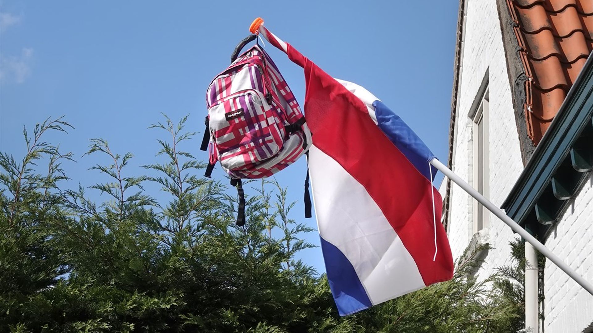 Huilen+of+juichen+voor+duizenden+eindexamenleerlingen%3A+kan+de+vlag+uit%2C+of+niet%3F