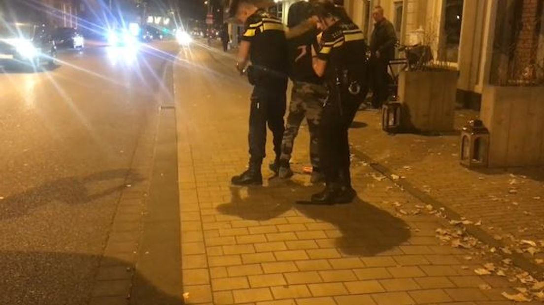 In de buurt van het Marktplein in Apeldoorn heeft vrijdagavond een beroving plaatsgevonden. Dat meldt de politie op Facebook. Agenten hebben een 33-jarige man uit Apeldoorn aangehouden.