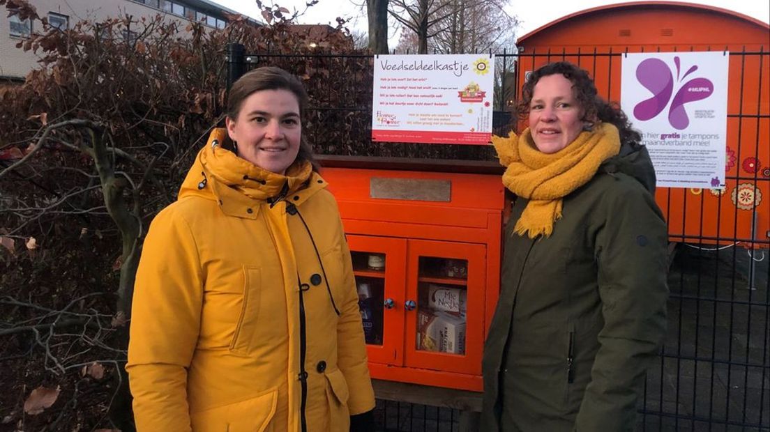 Marlies (links) en Hillie bij het voedseldeelkastje in Ede