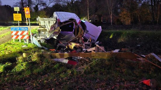 Trein verwoest busje bij aanrijding op onbewaakte overweg. Trein verwoest busje bij aanrijding op onbewaakte overweg.