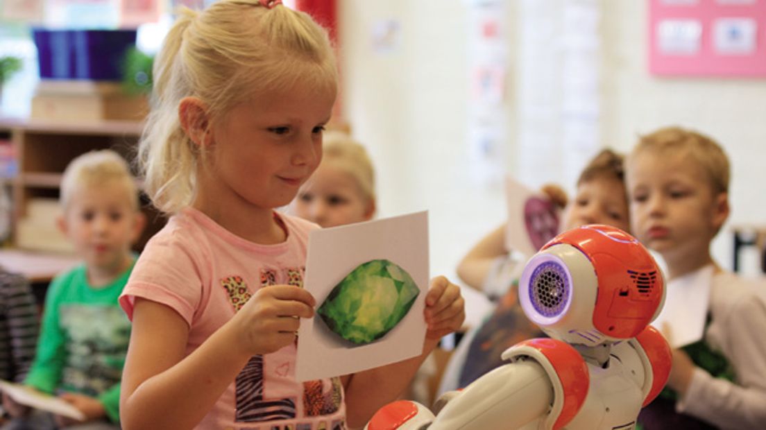 Een robot voor de klas. Het klinkt als toekomstmuziek, maar in Lunteren is het al werkelijkheid. Daar wordt deze woensdag op basisschool De Triangel de eerste Nederlandse onderwijsrobot gepresenteerd. 'Kinderen zijn dol op Eddy', lacht projectleider Jeroen Scholten. Want zo heet het apparaat.