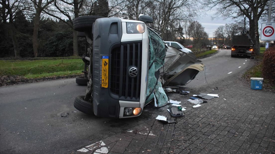 De bedrijfsbus raakte zwaar beschadigd, maar de bestuurder is niet gewond (Rechten: Persbureau Meter)