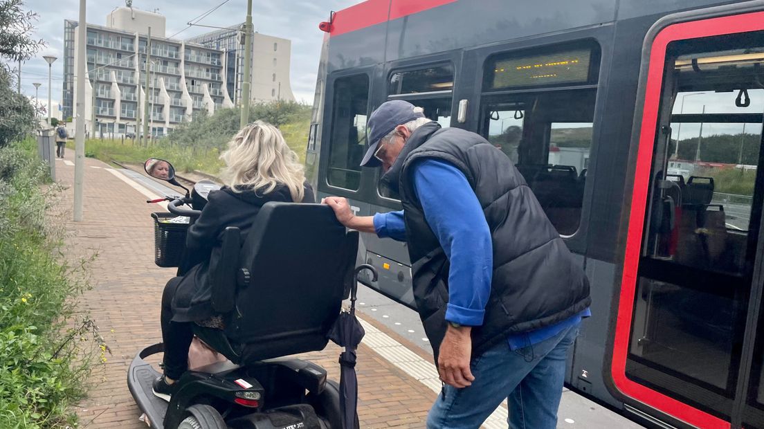 Sonja met haar coach Jules tijdens een oefenrondje met de tram