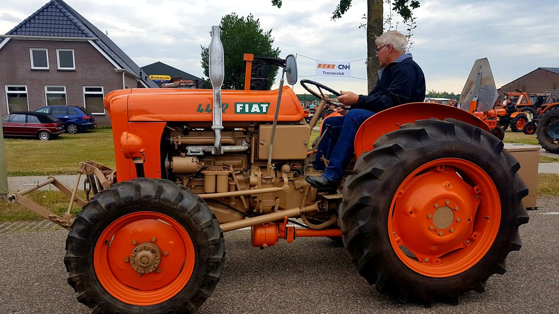 Op de Fiat-tractor in een lange stoet (Rechten: Jasmijn Wijnbergen/RTV Drenthe)