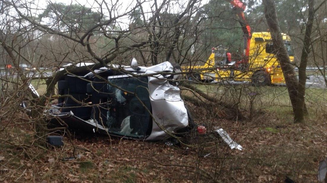 Auto rijdt vanaf A28 het bos in