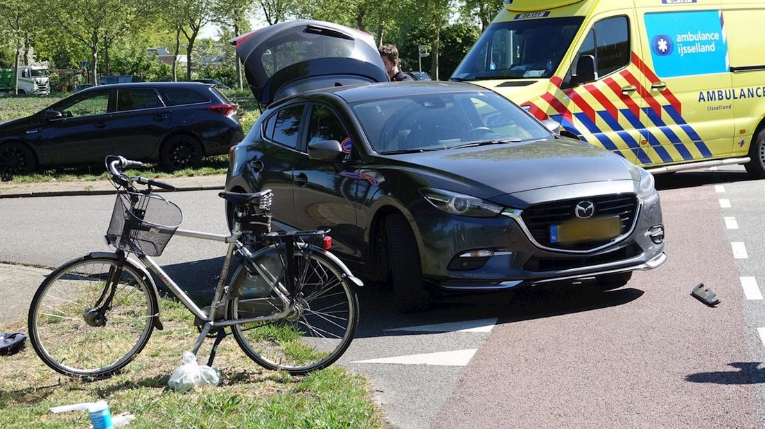 Aangereden fietser in Hardenberg met spoed naar ziekenhuis gebracht