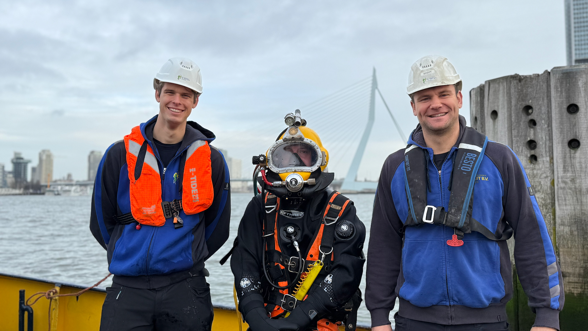 Duikers Robin en Xavi samen met duikbegeleider Scott