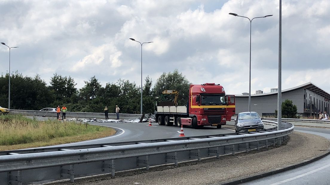 De noordelijke ringweg bezaaid met puin.