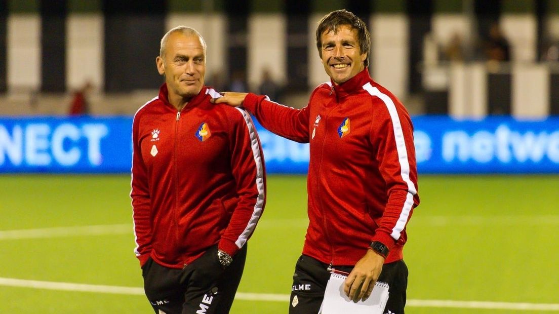 Dennis de Nooijer (r) is ook assistent-trainer bij Telstar