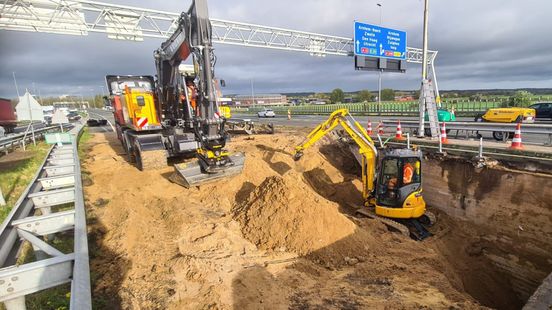 KIJKEN: Rijkswaterstaat maakt sinkhole dicht