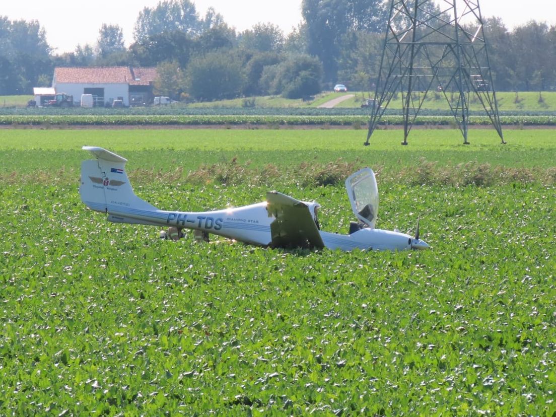 Het sportvliegtuigje maakt een noodlanding in een suikerbietenveld