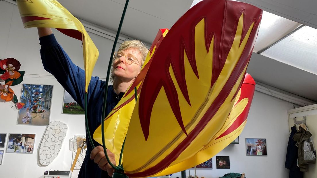 De tulpenbladeren maakt Linda Nieuwstad van vrachtwagenzeil