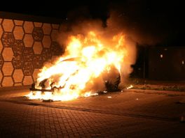 Auto gaat rond middernacht in vlammen op in Hoogeveen
