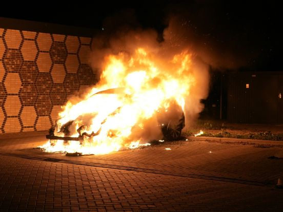 Auto gaat rond middernacht in vlammen op in Hoogeveen