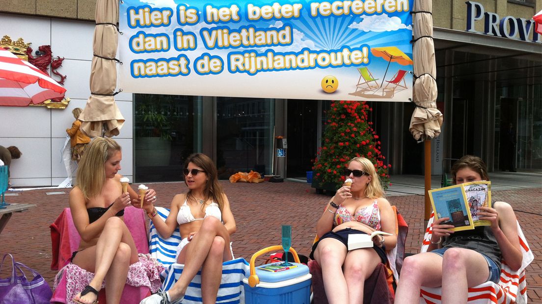 Bikinibabes protesteren tegen RijnlandRoute