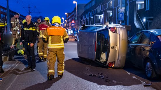Auto op zn kant na ongeval, beschonken bestuurder aangehouden. Auto op zn kant na ongeval, beschonken bestuurder aangehouden.