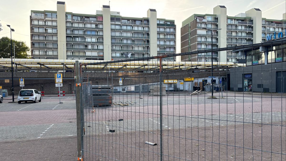 Al maanden bouwhekken om oud winkelcentrum maar nog geen steen gesloopt