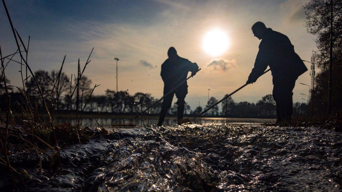 Leden van IJsbaanvereniging Voorwaarts in Bovensmilde zijn hard aan het werk om de ijsbaan klaar te maken (Rechten: RTV Drenthe/Edwin van Stenis)