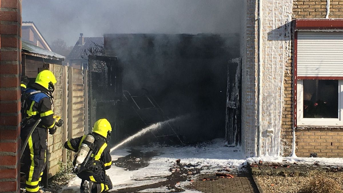Gasflessen ontploft, garage verwoest bij brand