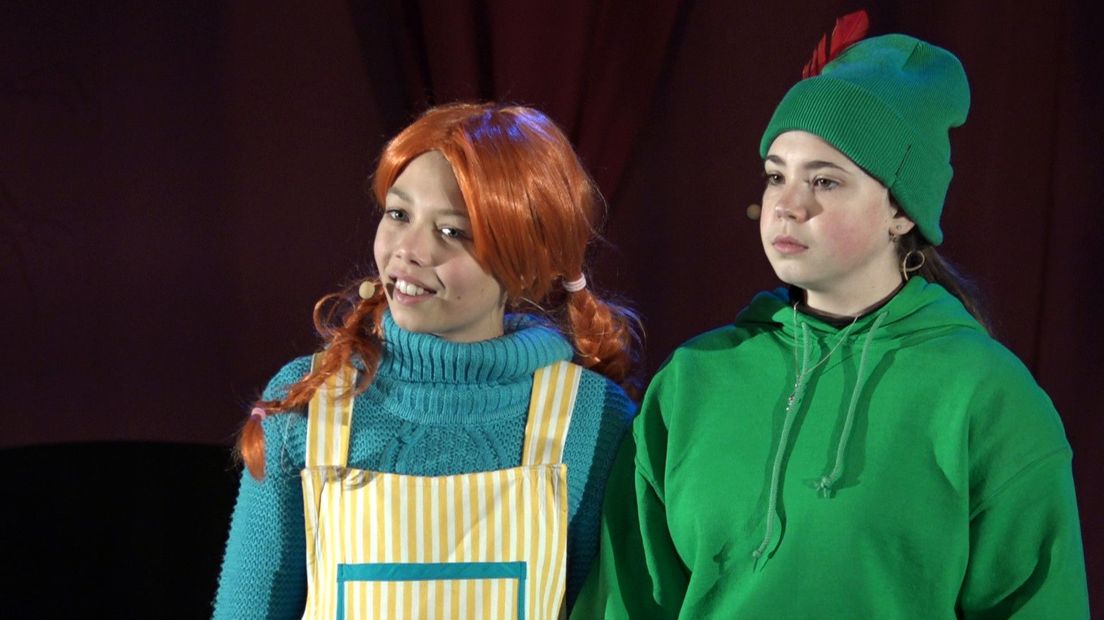 De pubers Pippi en Pan in de gelijknamige theatervoorstelling van het Zuiderparktheater