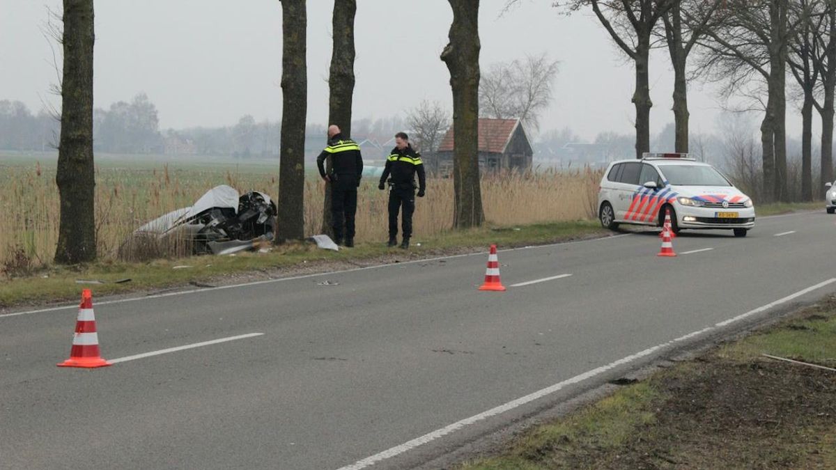 Auto tegen boom in Aadorp, bestuurder gewond