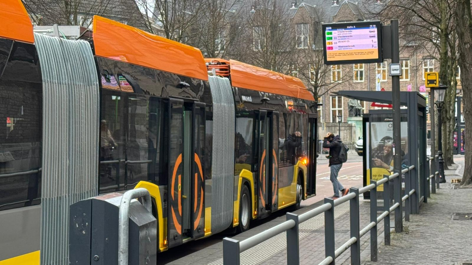 Politie zoekt man die vrouw betastte in bus
