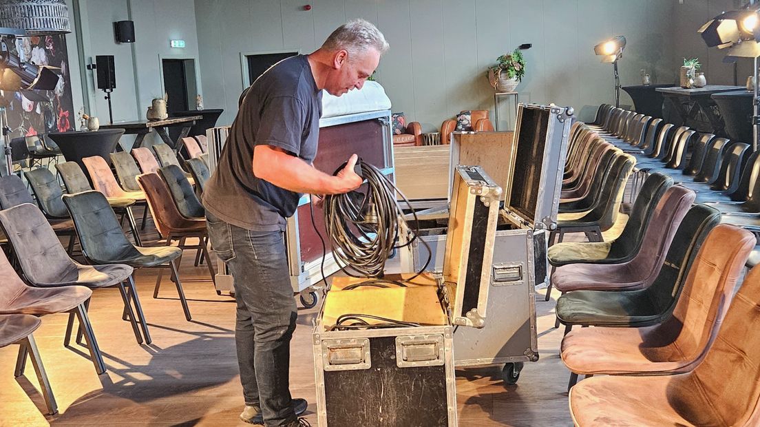 Diederik de Jong tijdens de opbouw voor een modeshow in Woerden