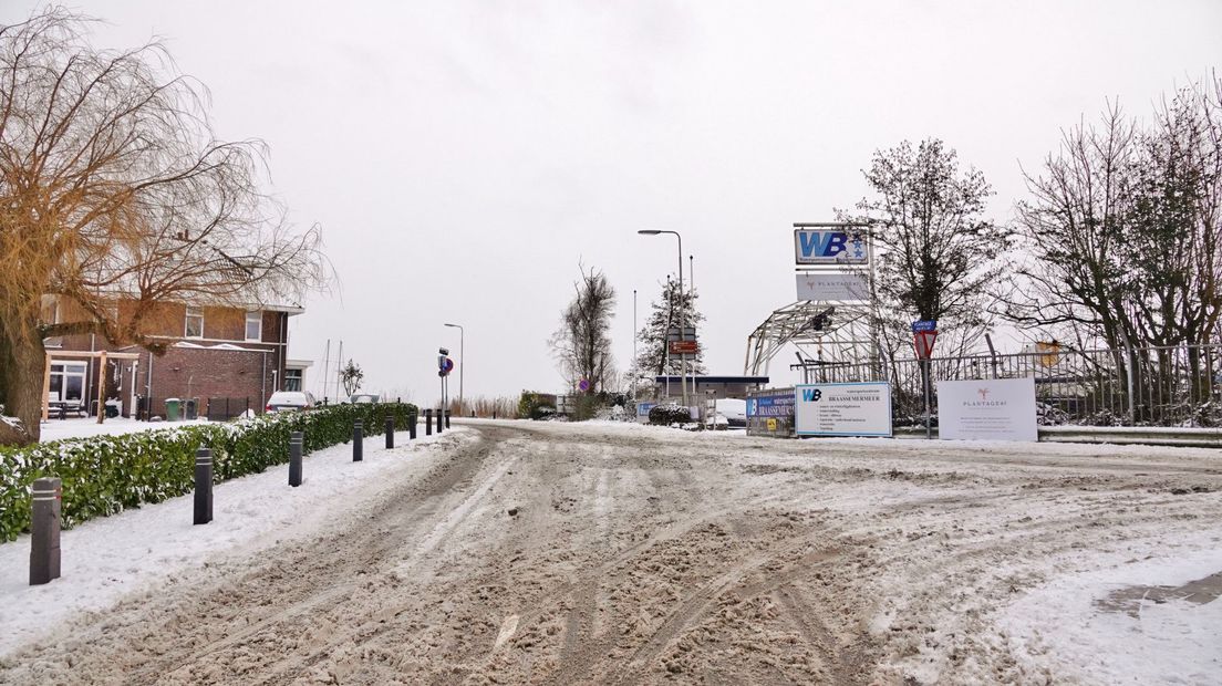 Sneeuw op de weg in Oude Wetering