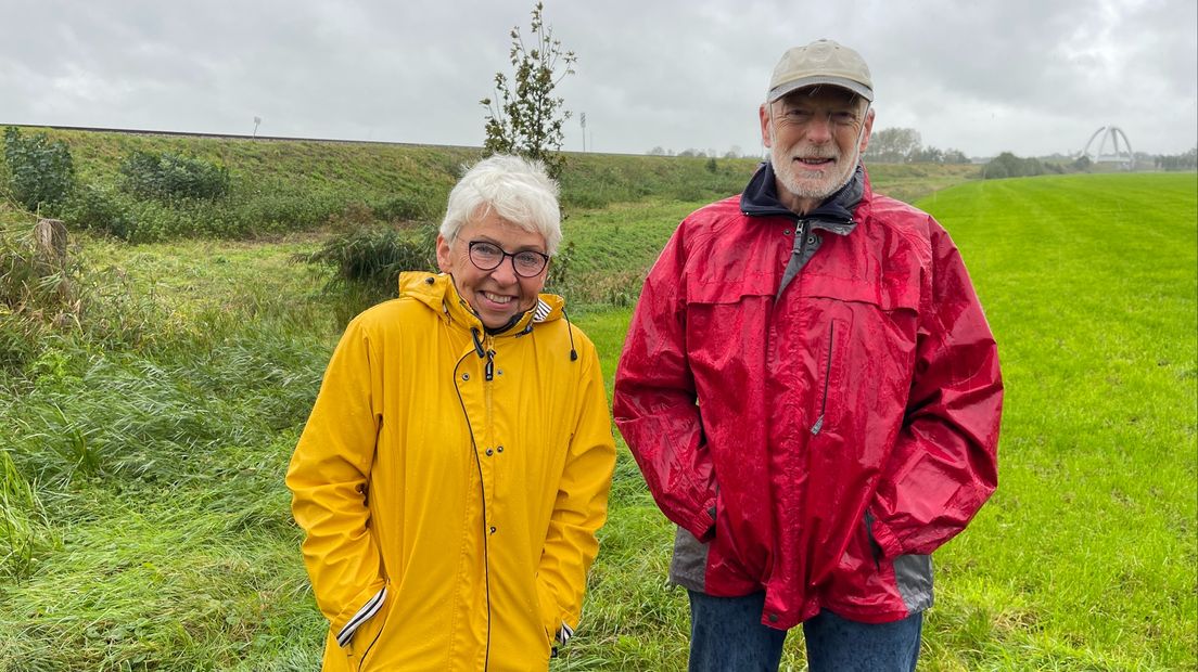 Initiatiefnemers Marijke en Lukas op de plek van het toekomstige wandelpad