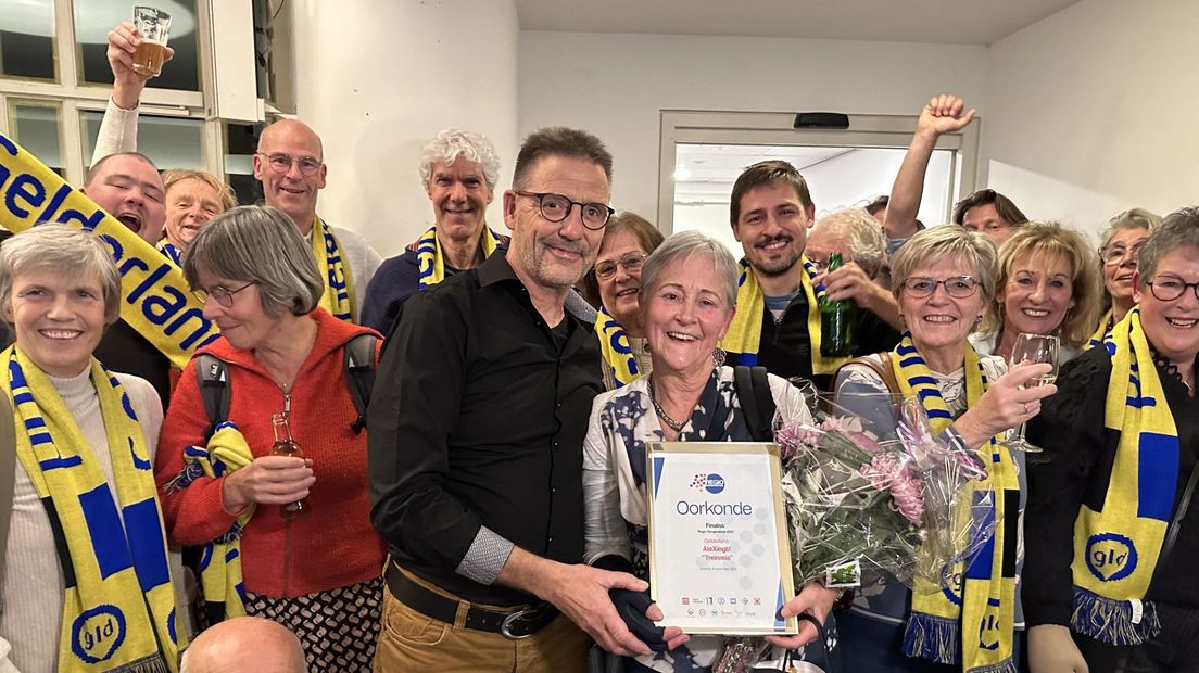 Alex en zijn vrouw Rieky, tussen Gelderse fans.