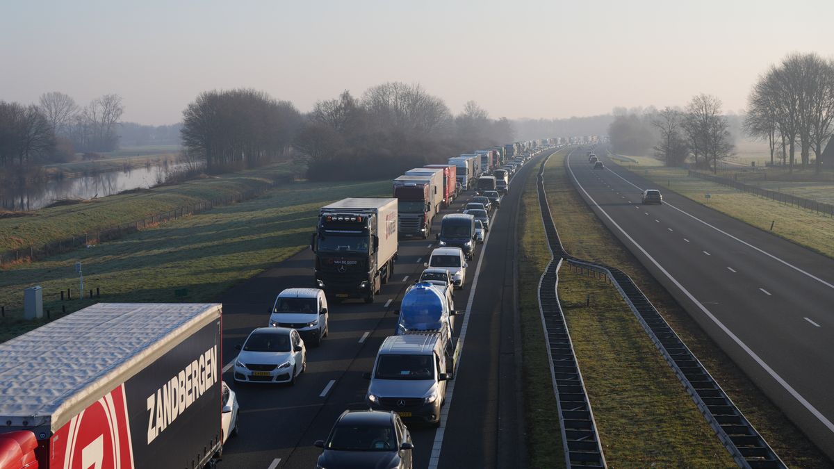 Rijkswaterstaat voert spoedoperatie uit op A28: 'Uur vertraging tijdens de spits'