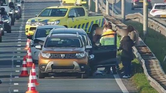 Wéér aansluiten in de file door twee botsingen: ruim 1,5 uur vertraging op snelweg. Wéér aansluiten in de file door twee botsingen: ruim 1,5 uur vertraging op snelweg.