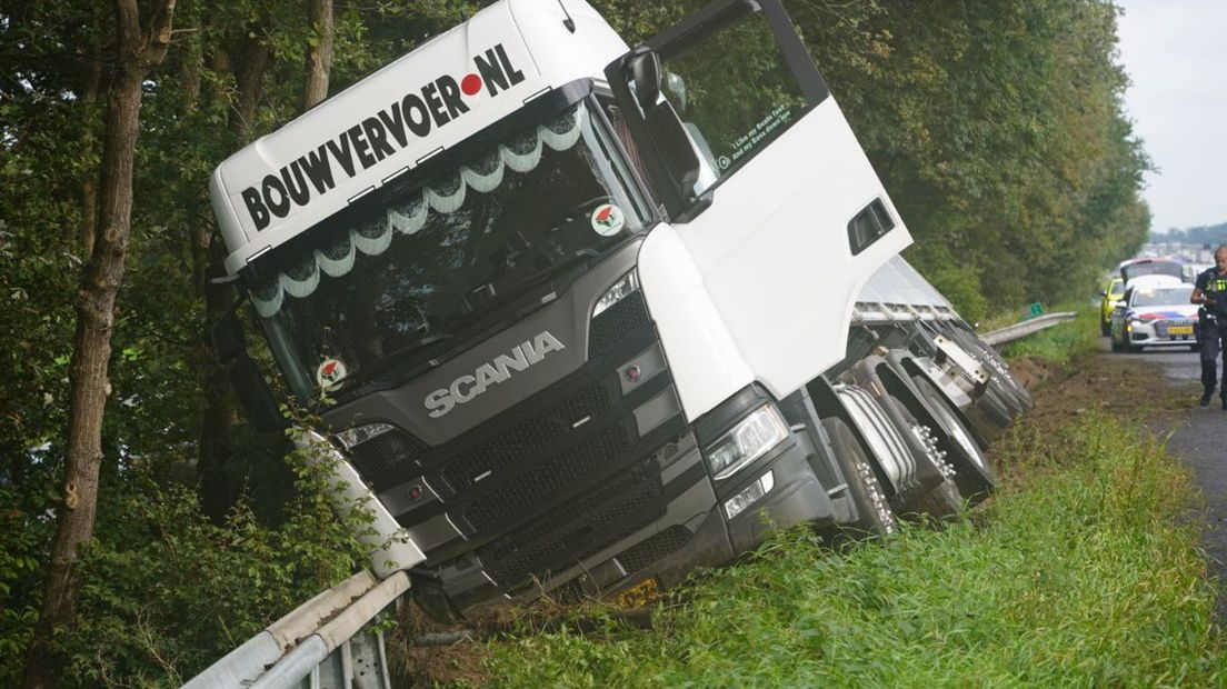 Vrachtwagen belandt in vangrail A28 bij Lichtmis