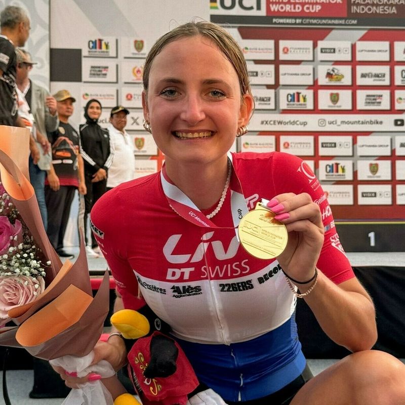 Mountainbikester Didi de Vries wint eerste wereldbekerwedstrijd: 'Heel ...