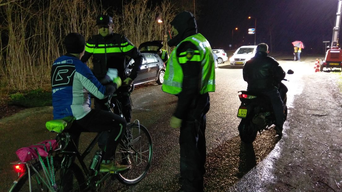 De politie heeft vrijdagavond in Vaassen een onderzoek gehouden op de locatie waar vorig weekend een man werd doodgeschoten. Tijdens het zogenoemde 'passantenonderzoek' werden op de locatie van de schietpartij automobilisten en fietsers ondervraagd.